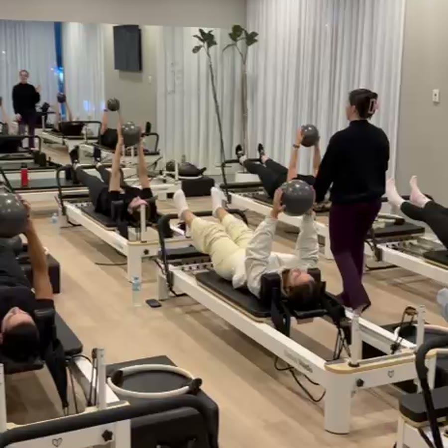 Peak reformer Pilates class